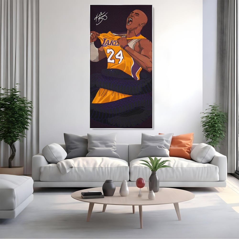 Tablou canvas cu ilustratie digitala portret kobe bryant, in rama de aluminiu argintiu, pe perete intr-un living